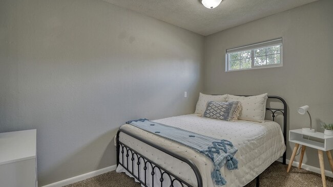 Building Photo - 2-bedroom/1 bathroom, parking included