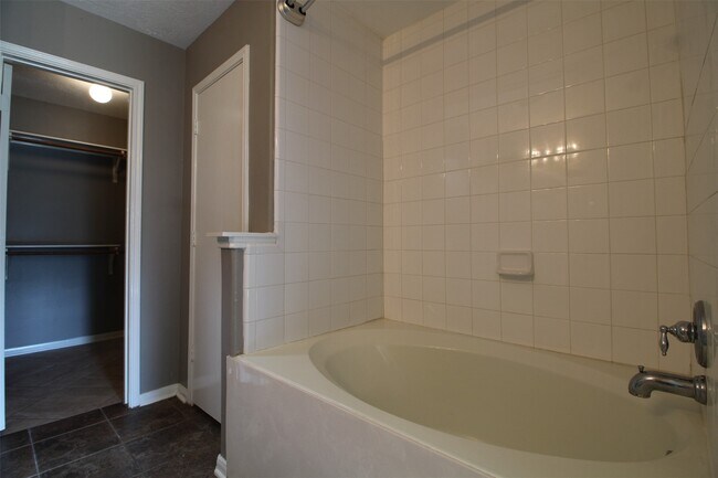 Building Photo - 6803 Highwind Bend Ln