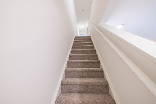 Building Photo - 451 Kinnerton Pl