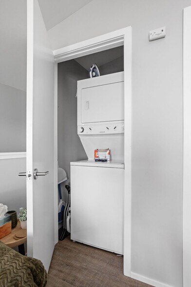 Building Photo - 1125 E 10th St