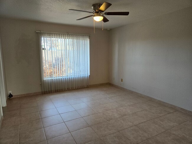 Building Photo - Beautiful 3 Bed 1.75 bath Corner lot, with...