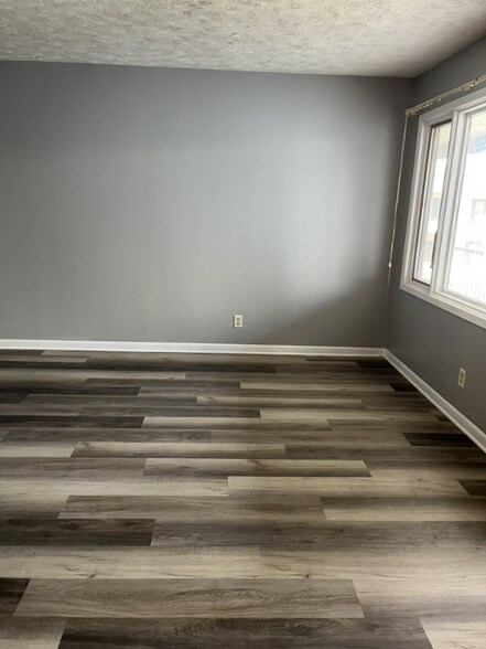 Building Photo - 650 E 12th St