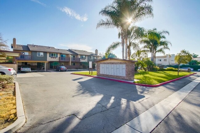 Building Photo - Beautiful 2 Story Townhouse with Prime Location!!