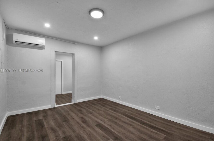 Building Photo - 547 NW 49th St