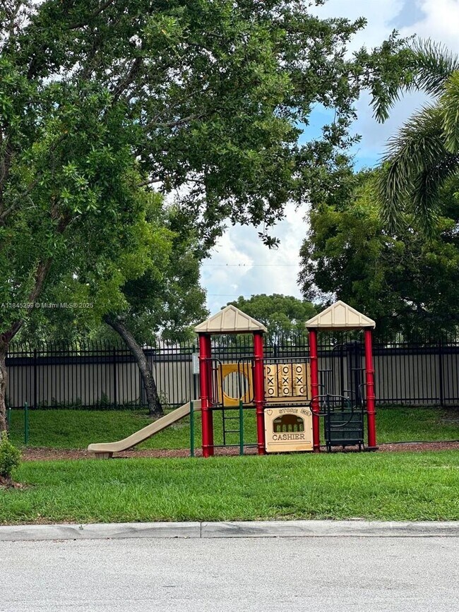 Building Photo - 2041 Nassau Dr