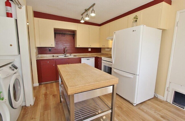 Building Photo - Charming Single-Level Home on Cul-de-sac