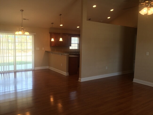 Building Photo - Available in September: 4 Bedroom 2 Bathro...