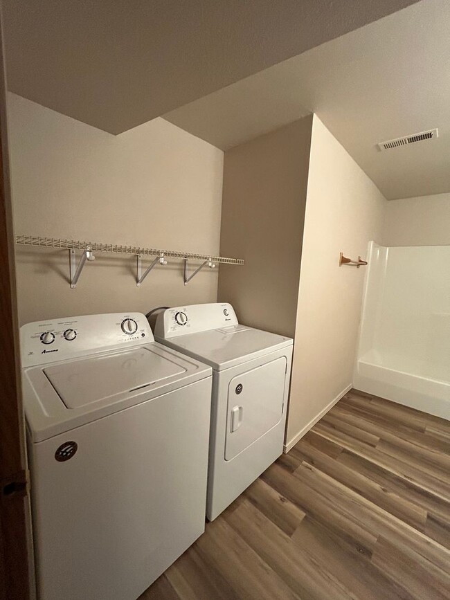 Building Photo - Split Level Townhouse