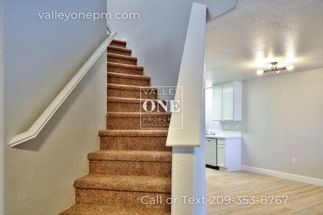 Building Photo - Rare vacancy opportunity in Turlock's finest and most desirable townhome complex!