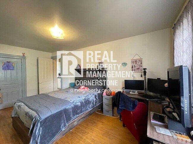 Building Photo - 808 W Kalamazoo Ave