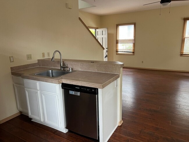 Building Photo - Spacious 3 Bedroom Home