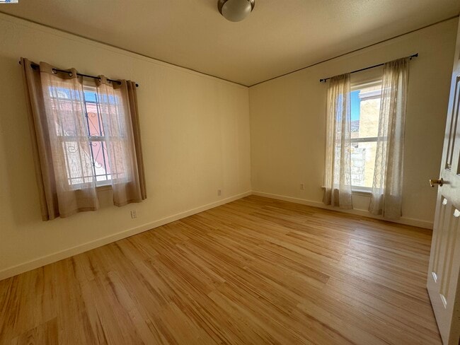 Building Photo - 1527 77th Ave