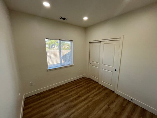 Building Photo - 449 Tognazzini Ave