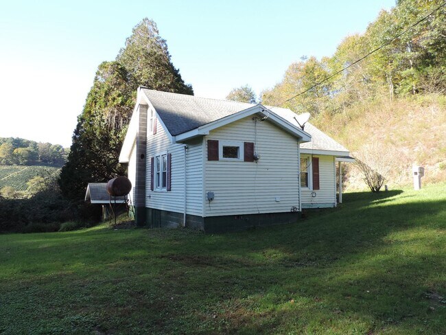 Building Photo - Cute 2/1 Cottage in Fleetwood with Office Space Upstairs