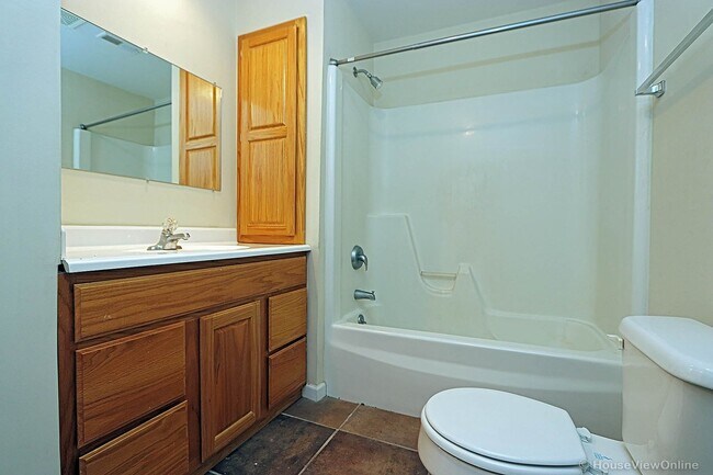 Building Photo - 2 Bedroom Triplex in Cape