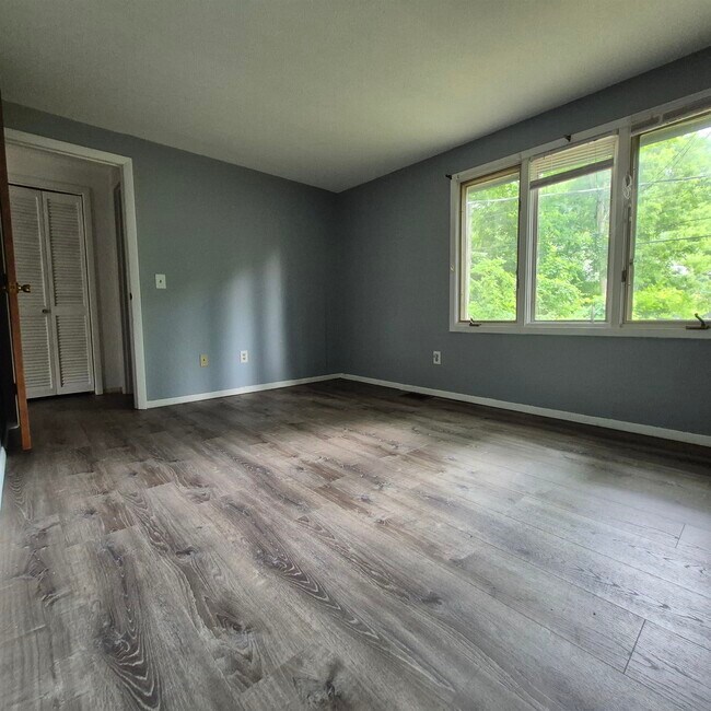 Building Photo - 12 Oakwood Dr