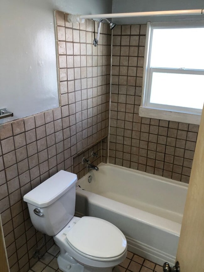 Building Photo - Clean & cozy 2 bedroom 1 bath Rancher comi...