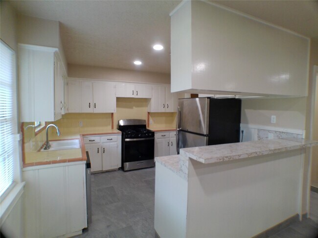 Building Photo - 601 Fresa Rd
