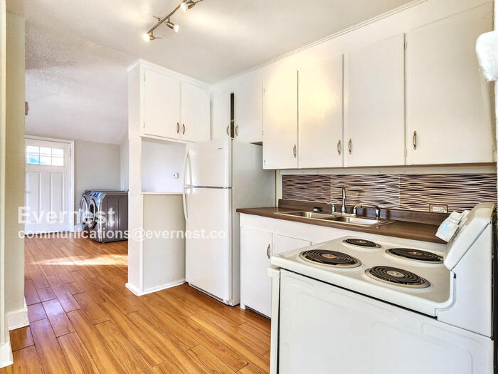 Building Photo - 245 S Hazel Ct