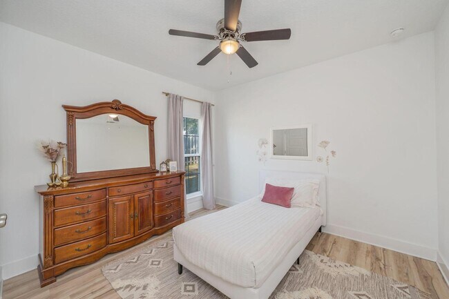 Building Photo - 667 Red Fern Rd