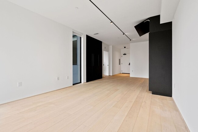 Building Photo - Modern 1 Bed, 1 Bath Condo @ 10th & Howard...