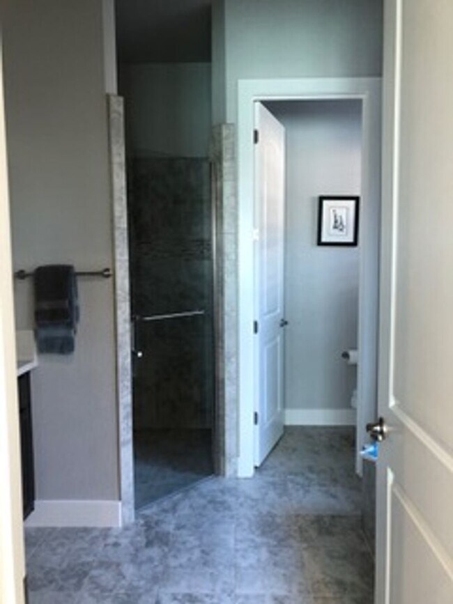 Building Photo - Stunning 3 Bedroom 2 Bath in Fair Oaks, CA