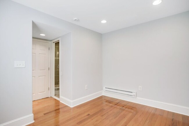 Building Photo - Amazing Anacostia 3 Bedroom with Parking I...