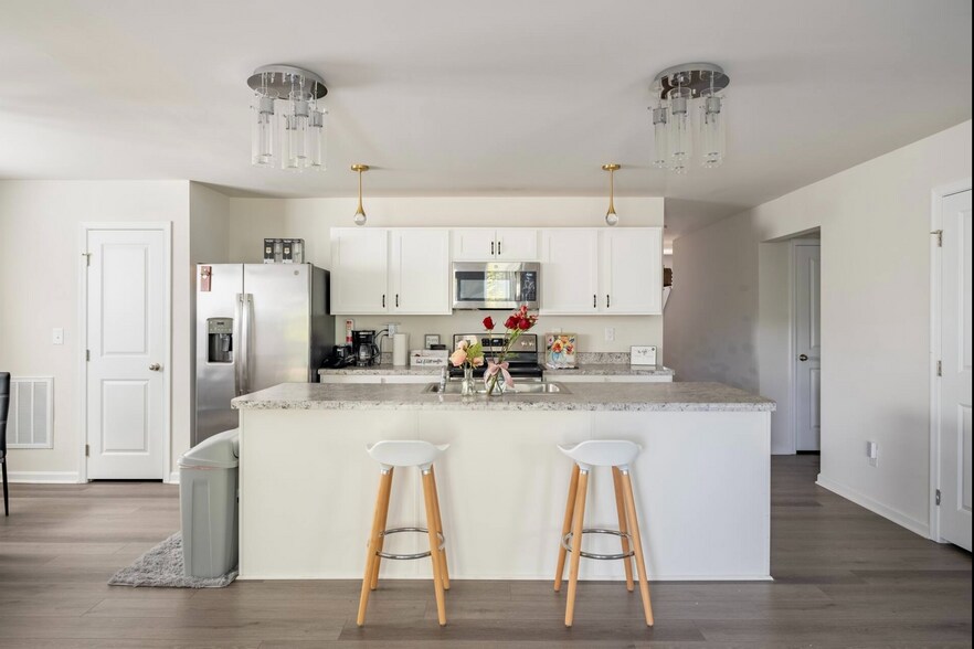 Building Photo - Room in House on Skipjack Ln