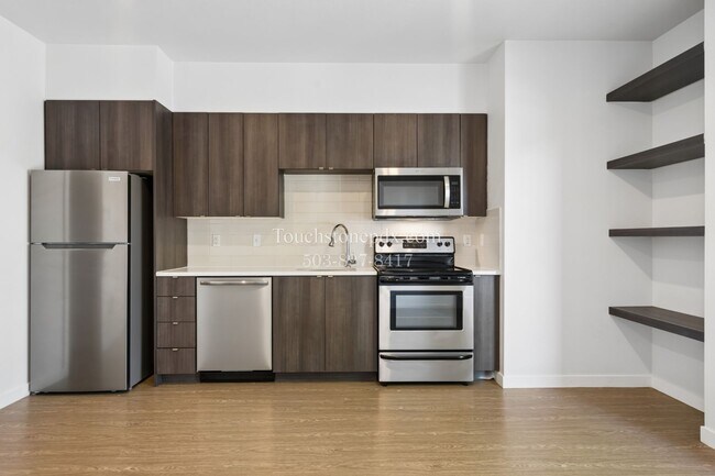 Building Photo - Ground-Level Modern Apartment at Bradley Commons!