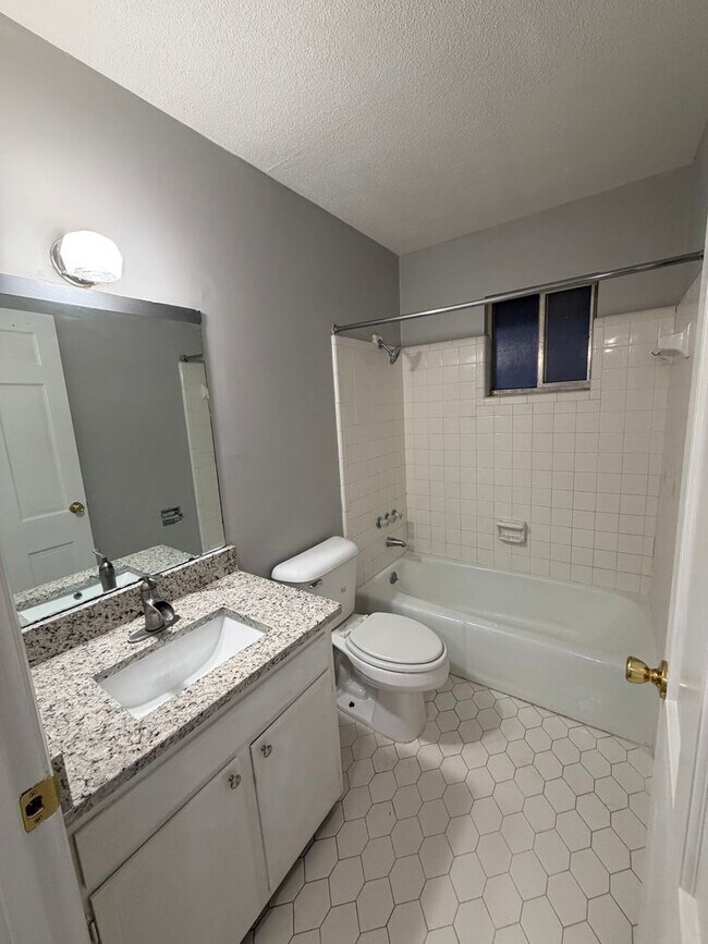 Building Photo - 3328 Pinewood Ave