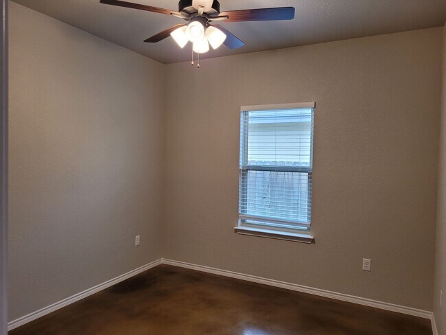 Building Photo - 3/2 Duplex in Seguin