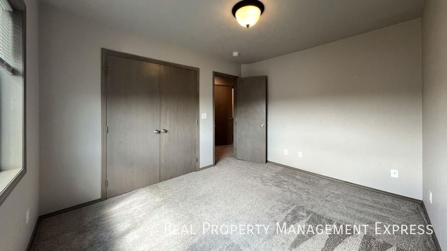 Building Photo - 3 Bed 2.5 Bath Townhome