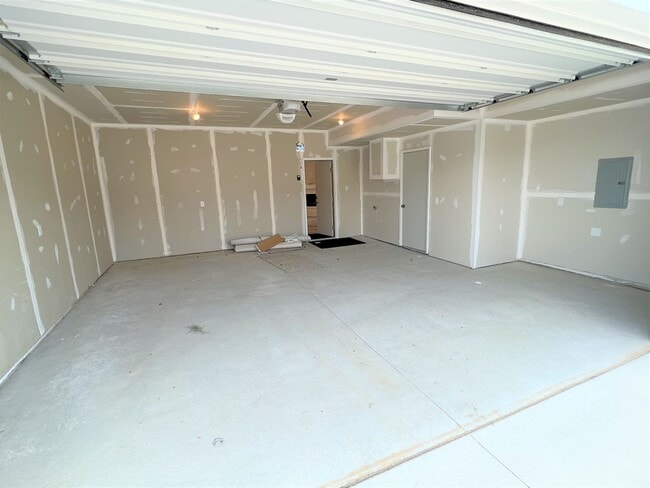 Building Photo - 4 Bed 2.5 Bath Townhome