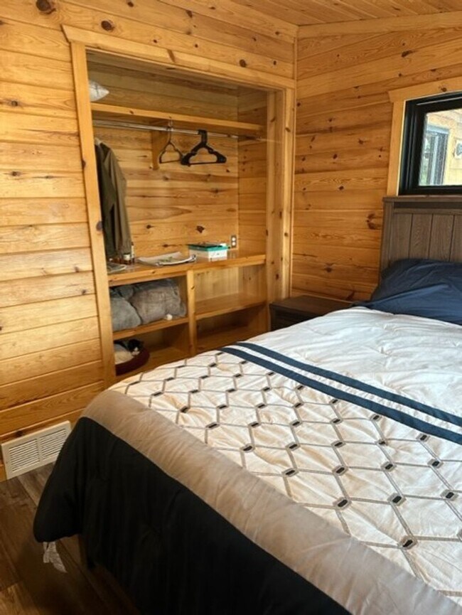 Building Photo - East Twin Lake Home - 3 BR, 2 Bath Single ...