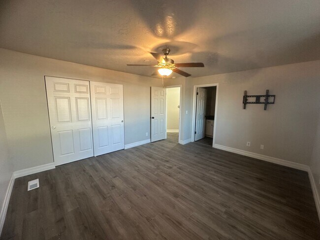 Building Photo - Quiet neighborhood, 3 bedroom, 2 bath home, huge front patio/deck, RV parking!