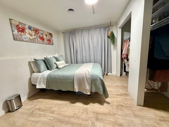 Building Photo - 2028 N Havichur Loop