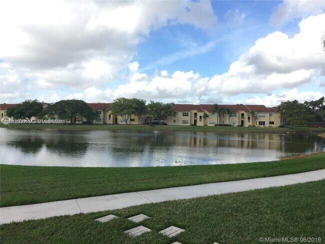 Building Photo - 701 Vista Isles Dr