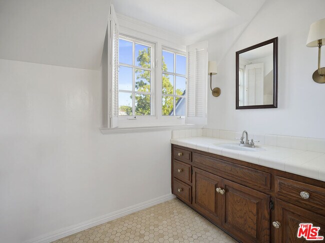 Building Photo - 13161 Addison St