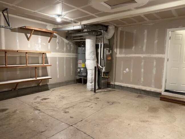 Building Photo - Super Clean 3 Bedroom Home -   Pet Conside...