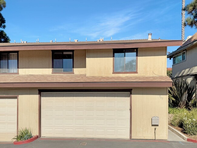 Building Photo - Great 3B/2BA Townhome in Vista!