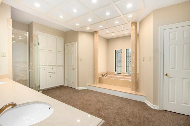 Building Photo - 15010 Terrace Oaks Dr