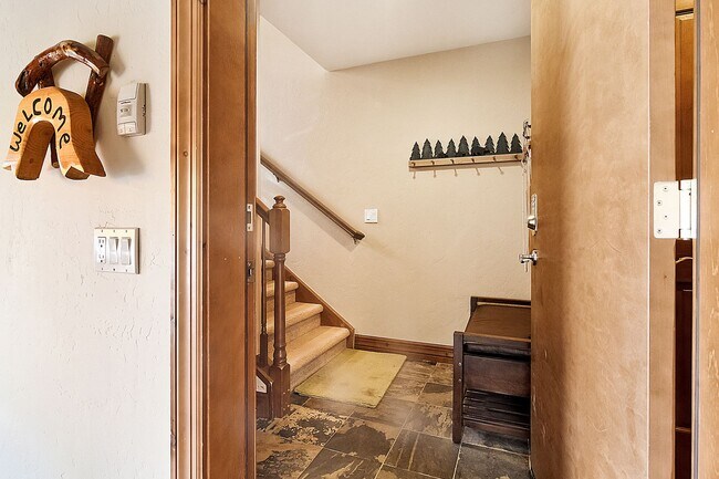 Building Photo - 44 Linden Ln