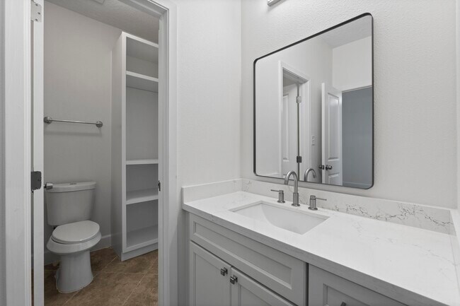 Building Photo - 15456 Pin Oak Dr