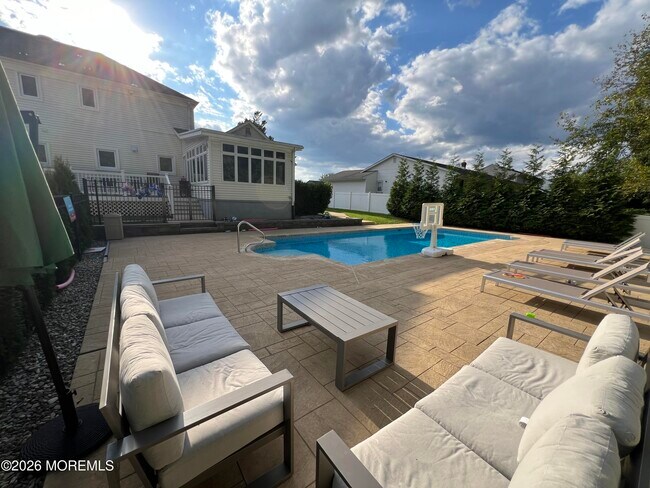 Building Photo - 8 Ridge Rd