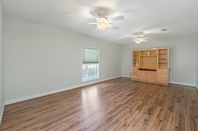 Building Photo - 322 Crescent Dr