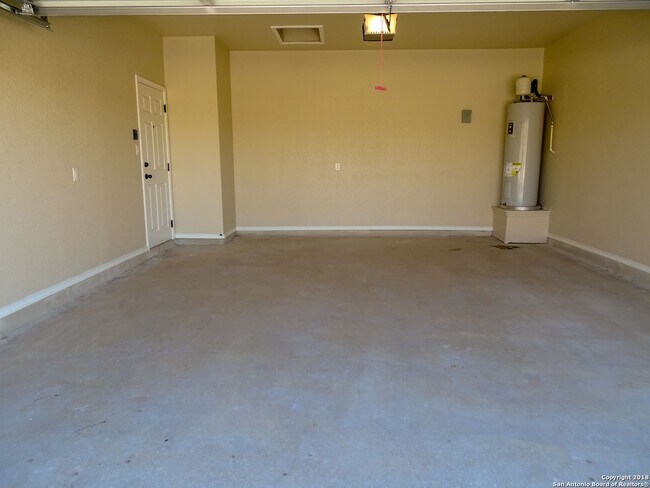Building Photo - Spacious & Stylish Duplex in New Braunfels!