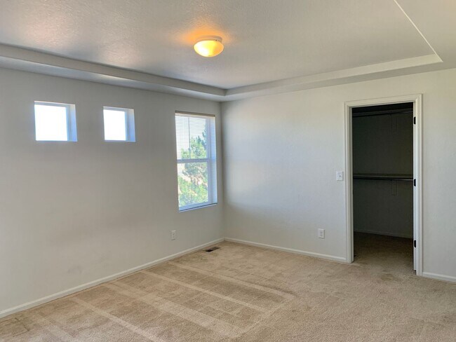 Building Photo - Gorgeous 2 Bedroom + Den, 2 Bathroom Home in Thompson River Ranch!