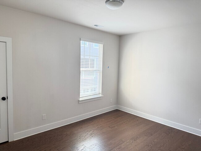 Building Photo - Spacious Modern End-Unit Davidson Townhome - Lake Davidson Access