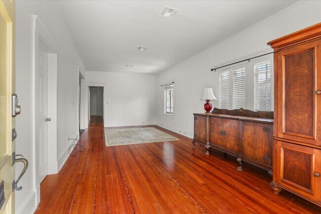 Building Photo - 5 BR- Available now or June lease - Renovated House steps from Campus!