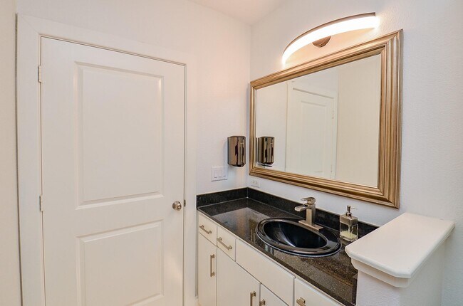 Building Photo - 1901 Post Oak Blvd